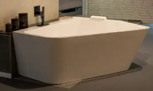 Eckige Badewanne im modernen Badezimmer – Sanitärinstallation von Haustechnik Dennerlein